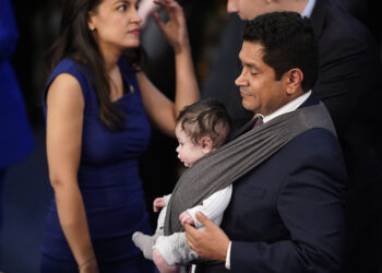 Amerikalı Siyasetçi Jimmy Gomez, Meclise Kundaklı Bebeği ile Geldi!